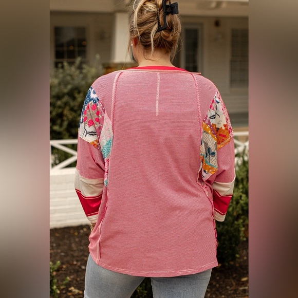 Plus Size Exposed Seam Printed Striped Round Neck Sweatshirt - Picture 4 of 5